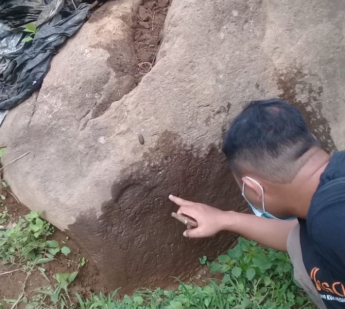 Prasasti Bertuliskan Huruf Jawa Kuno Ditemukan