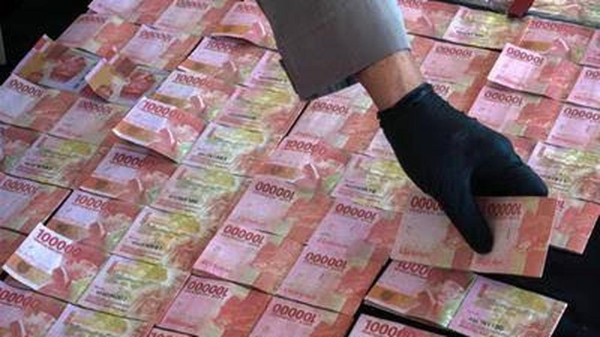 Jual Beli Barang Antik tapi Makelar Jaminkan Uang Palsu