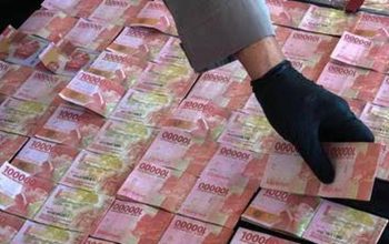 Jual Beli Barang Antik tapi Makelar Jaminkan Uang Palsu