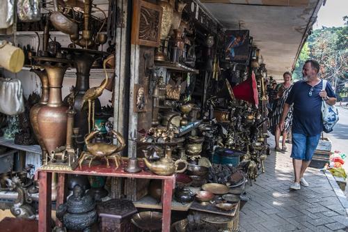 Tawarkan Karya Seni hingga Barang Antik