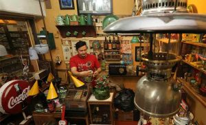 Serunya Berburu Barang Antik di Pasar Cikapundung