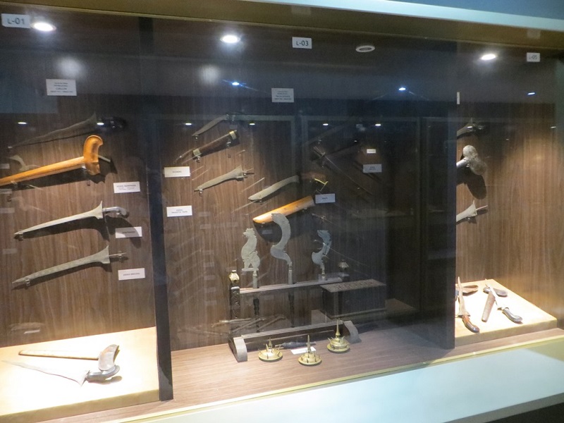 Simpan Banyak Benda Keramat