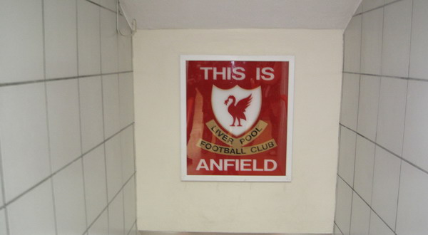 Klopp Sentuh Benda ‘Keramat’ Anfield